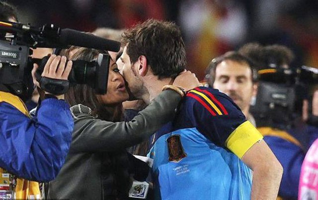 Năm 2010 ở Nam Phi, Iker Casillas táo bạo đặt lên môi Sara Carbonero một nụ hôn.